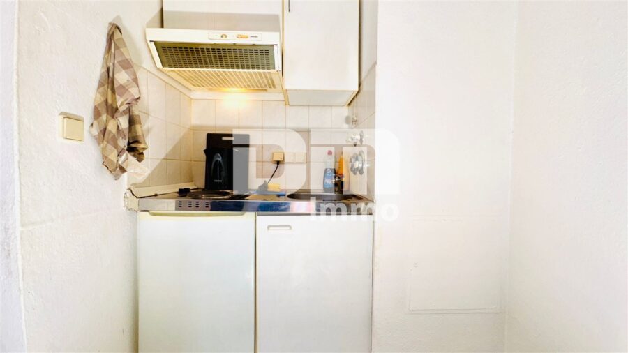 Kompaktes Apartment in gepflegter uninaher zentraler Wohnanlage mit Fahrstuhl und Kellerraum - Wohn / Schlafzimmer / Offene Pantry Küche